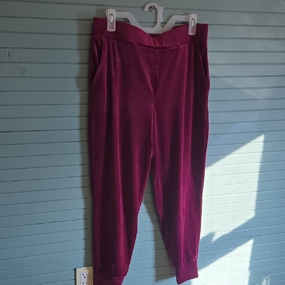 Cable & Gauge Velvet Joggers in Plum